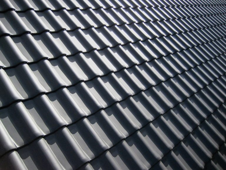 Metal Roof vs Shingle Roof in Texas Heat: Arlington TX Homeowner Guide